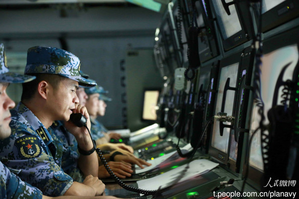 遼寧艦航母編隊脫離我國航空識別區後，隨即組織複雜海空情背景下的編隊指揮所訓練，中國也同時罕見流出疑為航母指揮中心照片。（圖／翻攝自人民微博）