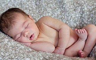 對於寶寶打呼嚕這件事，很多家長們不當回事，認為這是孩子睡得香的表現。隨著孩子慢慢長大，鼾聲也越來越大，家長們才開始意識到問題的存在。專家提醒，寶寶打鼾可能是腺樣體病變，如果發現寶寶長期打鼾，應及時送醫檢查。（圖／新華社）