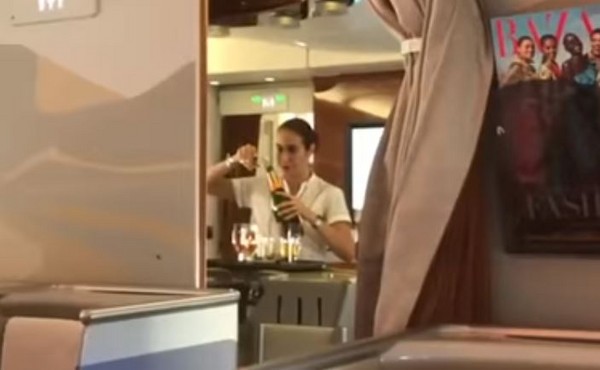 ▲▼ 阿聯酋航空的空服員被拍到把喝剩的香檳倒回酒瓶內。（圖／翻攝自Youtube／ViralHog）