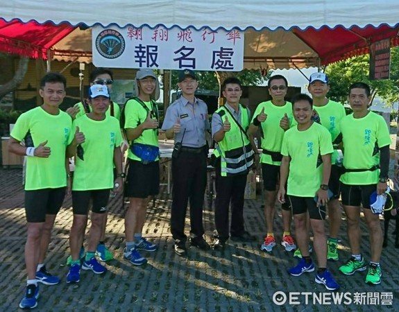 台東關山警察分局現職與退休員警，共組「警愛跑─後山跑跑團」，平時相約練跑。(圖 ／台東縣警察局提供)