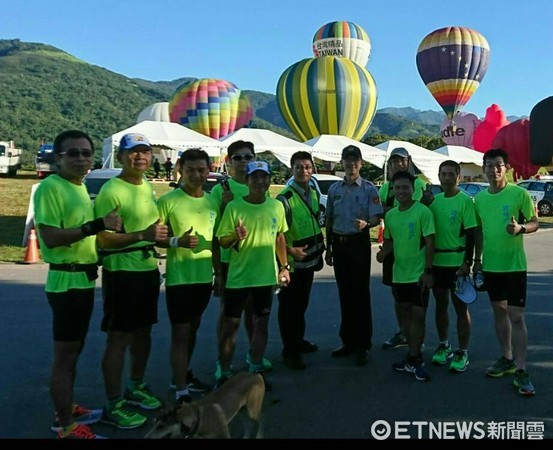 台東關山警察分局現職與退休員警，共組「警愛跑─後山跑跑團」，平時相約練跑。(圖 ／台東縣警察局提供)