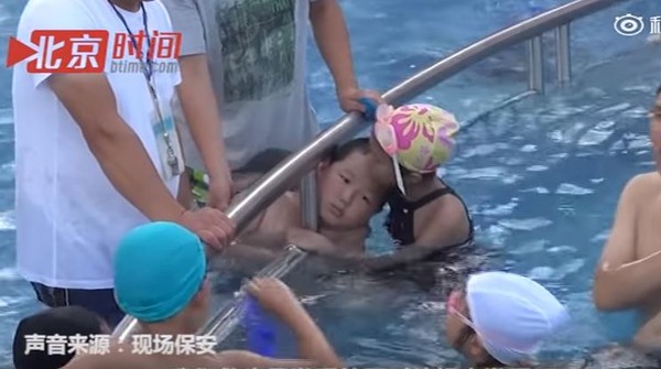 ▲小男童被救了後，一臉無辜表示「該減肥了」。（圖／翻攝自YouTube／Weibo Official Channel）