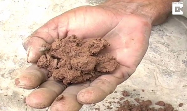 ▲▼印度赫爾德瓦爾（Haridwar）45歲農民工Kamleshwar最愛吃泥土與磚頭，還要搭配薄餅吃下肚。（圖／翻攝自YouTube／Caters TV）