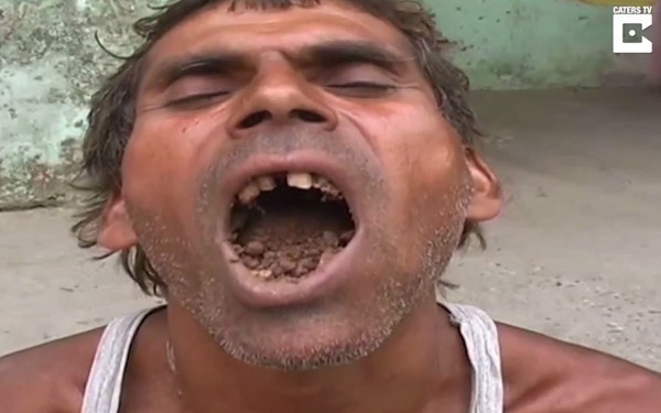 ▲▼印度赫爾德瓦爾（Haridwar）45歲農民工Kamleshwar最愛吃泥土與磚頭，還要搭配薄餅吃下肚。（圖／翻攝自YouTube／Caters TV）
