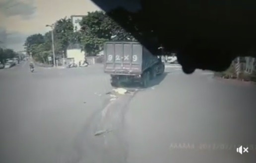 ▲直行騎士被右轉卡車輾過。（圖／翻攝自「台灣新聞記者聯盟訊資訊平台」）