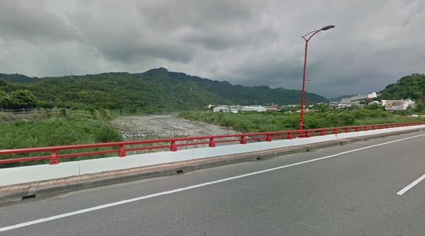 ▲▼幫同學撿拖鞋，國中生溺斃一江橋。（圖／翻攝Google Map）