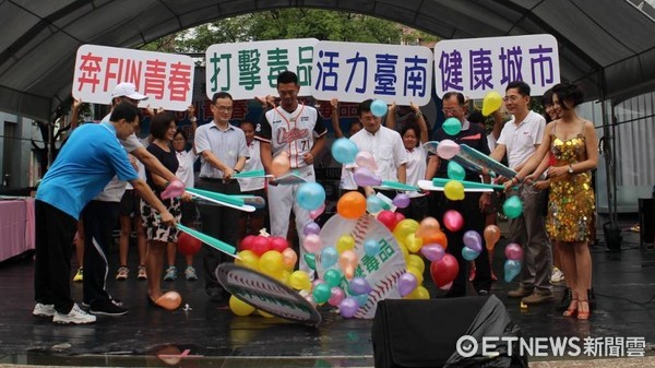 ▲台南市毒品危害防制中心，在台南文化中心假日廣場，舉辦106年度青春專案「奔FUN青春、打擊毒品」反毒宣導活動。（圖／衛生局提供）