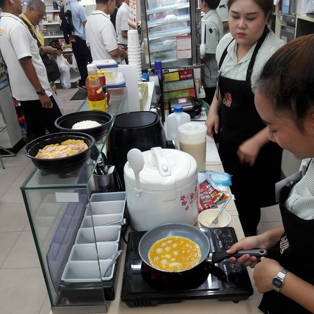 ▲▼泰國7-11員工要會煮蛋包飯。（圖／翻攝Kongwarit Aoo Srikot臉書）