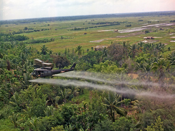 越戰,美軍噴灑落葉劑（圖／翻攝自維基百科）https://commons.wikimedia.org/wiki/File:Defoliation_agent_spraying.jpg#/media/File:Defoliation_agent_spraying.jpg