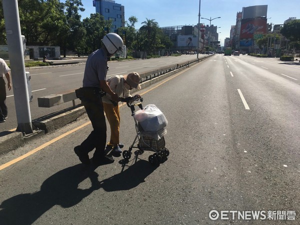 老婦分隔島休息，熱心警察攙扶過馬路。（圖／記者莊雅婷翻攝）