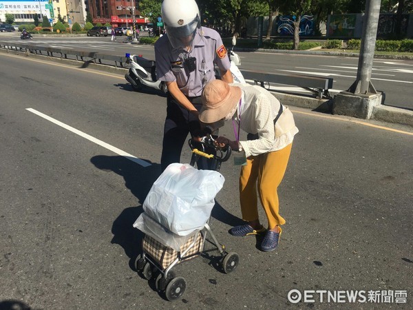 老婦分隔島休息，熱心警察攙扶過馬路。（圖／記者莊雅婷翻攝）