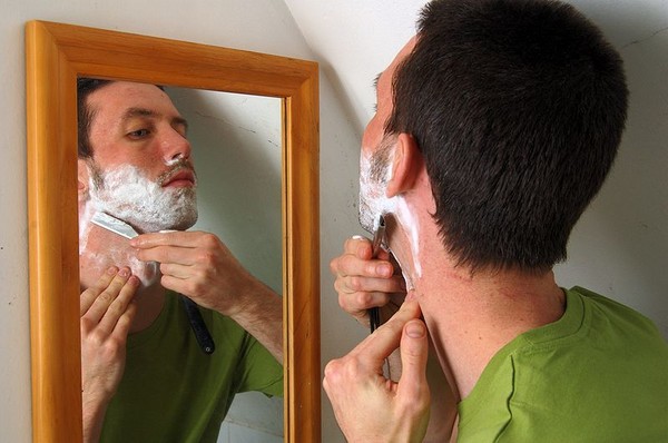 刮鬍子示意圖（圖／取自flickr - 用戶Andrew Dyer，CC BY-SA 2.0）https://www.flickr.com/photos/andrewdyer/350938953/