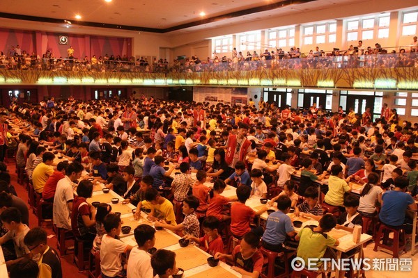 ▲第7屆台南市市長盃全國圍棋錦標賽，16日上午在台南高商中正樓競技，吸引近9百多位參賽者對弈。（圖／記者林悅攝）