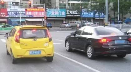 ▲前車駕駛停紅燈睡著　後車老實人原地乖乖「等了1小時！」。（圖／翻攝微博）