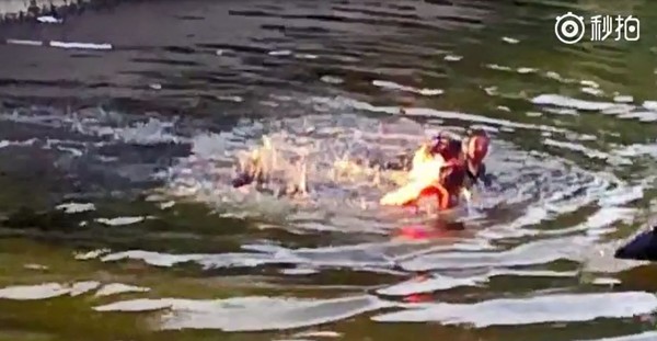 ▲▼山東省濟南市一名約40歲男子跳河，拒絕任何救援，還把救人者16歲少年小閆的頭壓進水裡。（圖／翻攝自梨視頻）