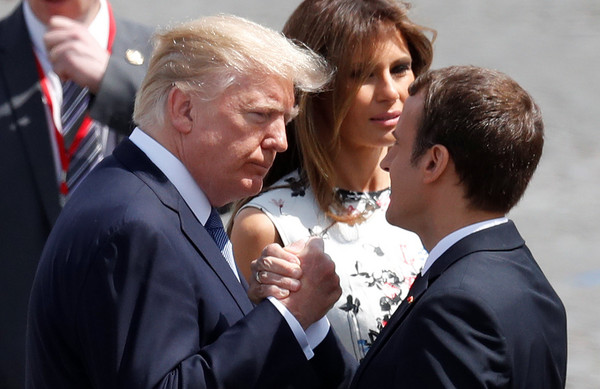 ▲▼法國總統馬克宏邀請美國總統川普參加法國國慶日，兩人瘋狂握手長達29秒。（圖／路透社）