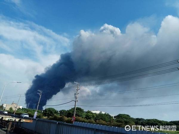 ▲東元電機機觀音廠大火濃煙天遠在數公里可見。（圖／記者楊熾興攝）