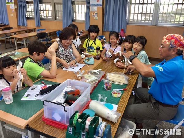 救國團台東縣團委會舉辦「代代學無涯~傳統童玩教學」祖孫共學體驗營。（圖／台東救國團提供）