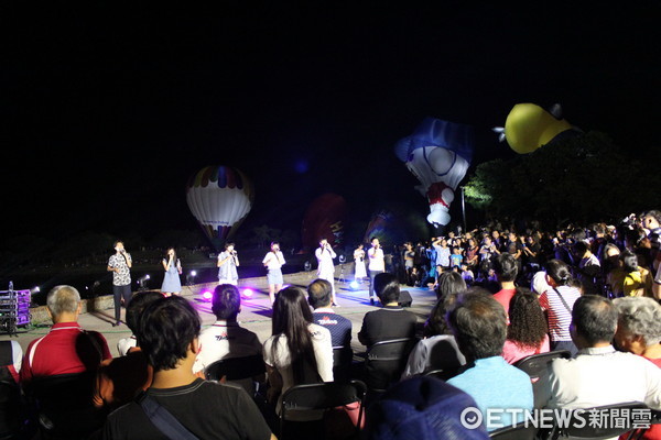 台東熱氣球嘉年華光雕音樂會開拔池上 ，大坡池水岸彩球倒影成趣 。（圖／台東縣政府提供）