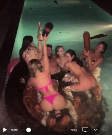 泳池派對只有「五女一男」　他以為賺…卻差點死在濕滑肉林。(圖／取自instagram@Dan-Bilzerian-)