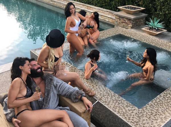 泳池派對只有「五女一男」　他以為賺…卻差點死在濕滑肉林。(圖／取自instagram@Dan-Bilzerian-)