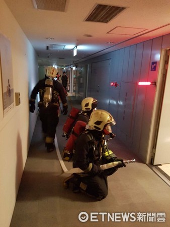 ▲新北消防第四大隊舉辦「高層建築物火災搶救演練」，避免倫敦高樓意外再度發生。（圖／記者林煒傑翻攝）