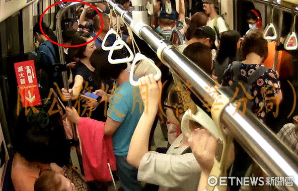 ▲台北市一名OL搭乘捷運，正在座位上滑手機，一旁簡姓老翁緊貼OL的左手臂，不斷磨蹭。（圖／記者楊佩琪翻攝）