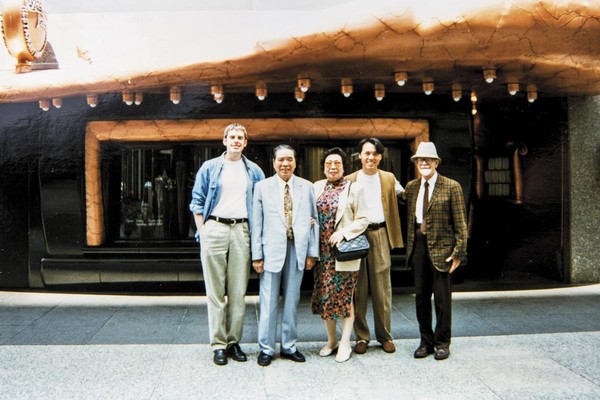 1995年春天，陳子良（右2）的父母（左2、左3）前往芝加哥探望思鐸（左１）及其雙親。掌鏡者為思鐸的母親。（陳子良提供）