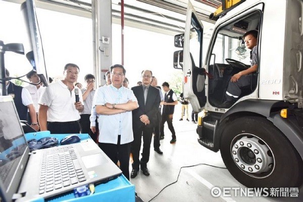 ▲桃園市環保局與太古汽車合作，推動「保檢合一」，在保養時一併代驗柴油車排放。（圖／桃園市政府提供）