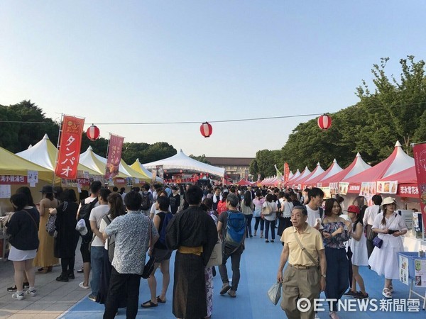 僑務委員同時也是花蓮市觀光大使賴玉珍，在東京上野公園的「日本台灣祭2017」活動中行銷花蓮太平洋縱谷馬拉松。（圖／花蓮市公所提供）