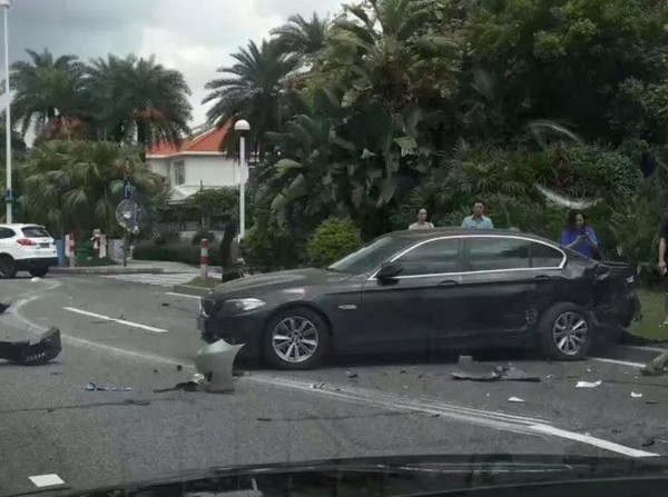 ▲▼廣東東莞發生一起車禍，一輛TOYOTA撞上法拉利和BMW。（圖／翻攝自中青網）
