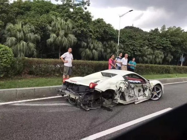 ▲▼廣東東莞發生一起車禍，一輛TOYOTA撞上法拉利和BMW。（圖／翻攝自中青網）