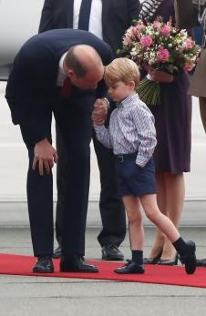 ▲▼ 英國威廉王子一家出訪波蘭，小王子嘟著嘴，看起來很害羞。（圖／路透社）