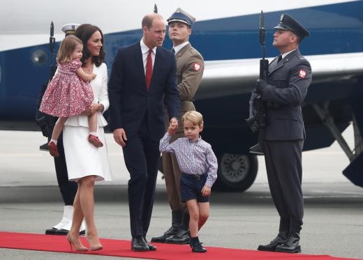 ▲▼ 英國威廉王子一家出訪波蘭，小王子嘟著嘴，看起來很害羞。（圖／路透社）