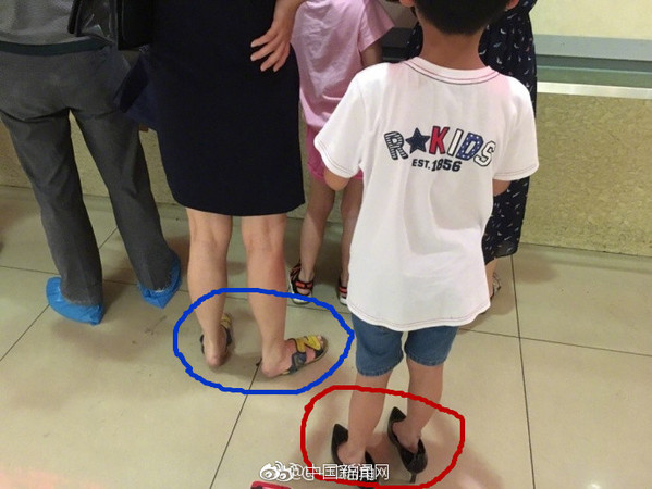 ▲▼ 杭州一對女子互換鞋穿。（圖／取自微博）