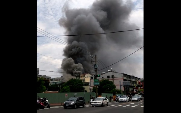 ▲逢甲小吃街氣爆陷火海。（圖／翻攝臉書爆料公社）