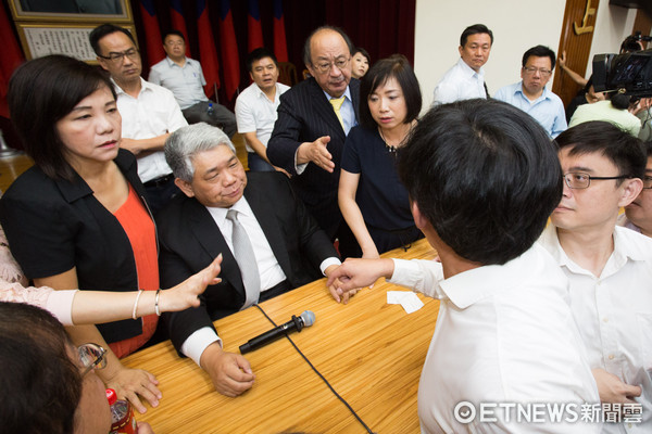 ▲▼立法院審查前瞻預算,國民黨、民進黨為搶前瞻預算主席大打出手,黃國昌。（圖／記者季相儒攝）