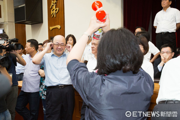 ▲▼立法院審查前瞻預算,國民黨、民進黨為搶前瞻預算主席大打出手。（圖／記者季相儒攝）