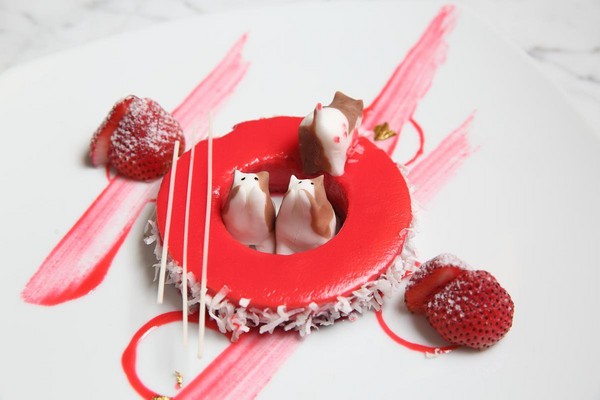 女兒隨手畫的貓咪圖案，被飯店餐廳的師傅拿去做成翻糖蛋糕。