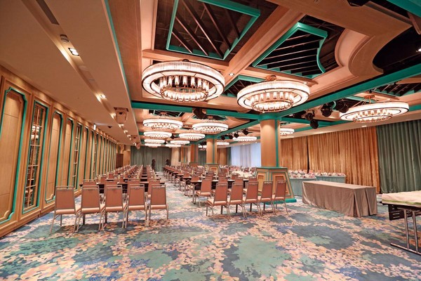 2015年底開幕的六福萬怡酒店，是南港區少數設有大型宴會廳的星級飯店，平時還可做會議廳增加飯店收入。