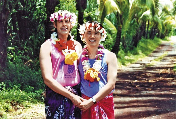 1997年，陳子良（右）和思鐸（左）於夏威夷一間名為Kalani Ecoresort的度假村度蜜月，這也成為陳愷樂英文名字的由來。（陳子良提供）