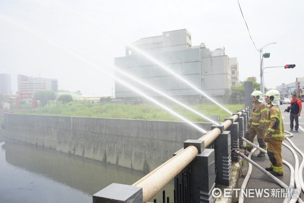 ▲台南市消防局示範河川吸水放水演練。（圖／消防局提供）