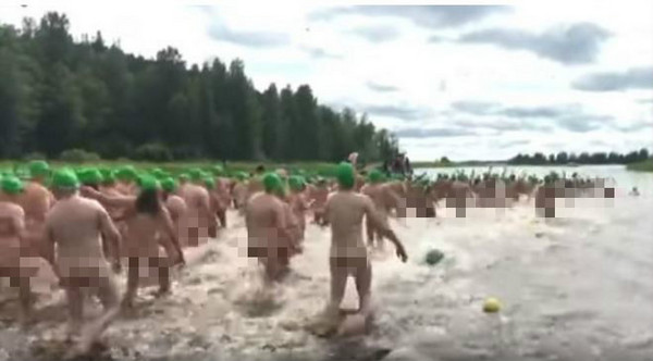 ▼戶外游泳是芬蘭人的傳統。（圖／翻攝自YouTube／Cute Girl）