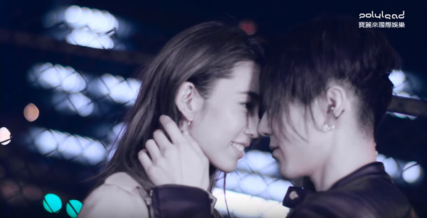 ▲▼胡宇威和陳庭妮在MV中碰鼻子。（圖／翻攝寶麗來YouTube頻道）