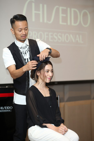▲日本髮型師原田忠訪台，幫Lara編髮。（圖／品牌提供）