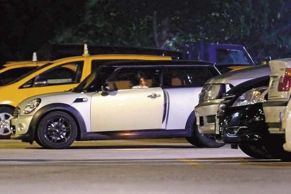 女友載簡宏霖回家，停車時兩人還來上浪漫之吻。