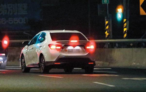 01:49 本刊直擊張景嵐駕駛白色轎車載著小煜，一路開到新北新店住宅區。