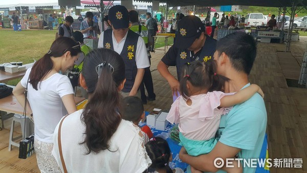 台東關山警察分局在熱氣球嘉年華活動現場，設置「機動派出所」，可立即受理民眾報案、道路、景點諮詢。（圖／台東縣警察局提供）