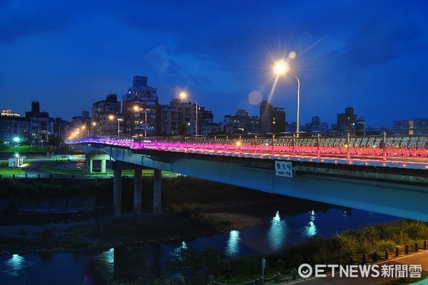 ▲▼恆光橋照明妝點夜景。（圖／台北市政府工務局公園處提供）