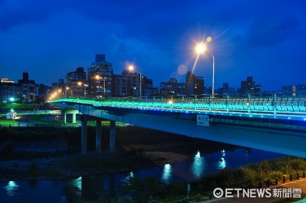 ▲▼恆光橋照明妝點夜景。（圖／台北市政府工務局公園處提供）